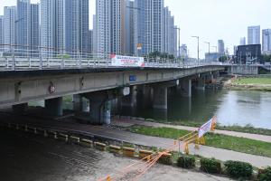 장마철 폭우피해(유등교 침하):1번째 이미지