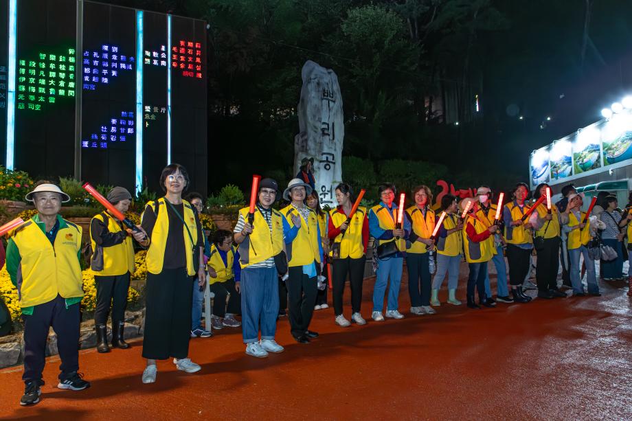 축제를 빛낸 자원봉사자 (2)