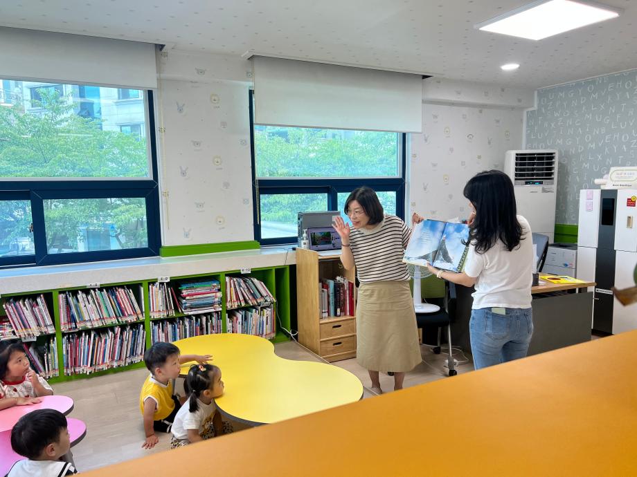 대전세무서 우리누리어린이집 작은도서관 방문 및 재활용품 교환 사업 참여 이미지