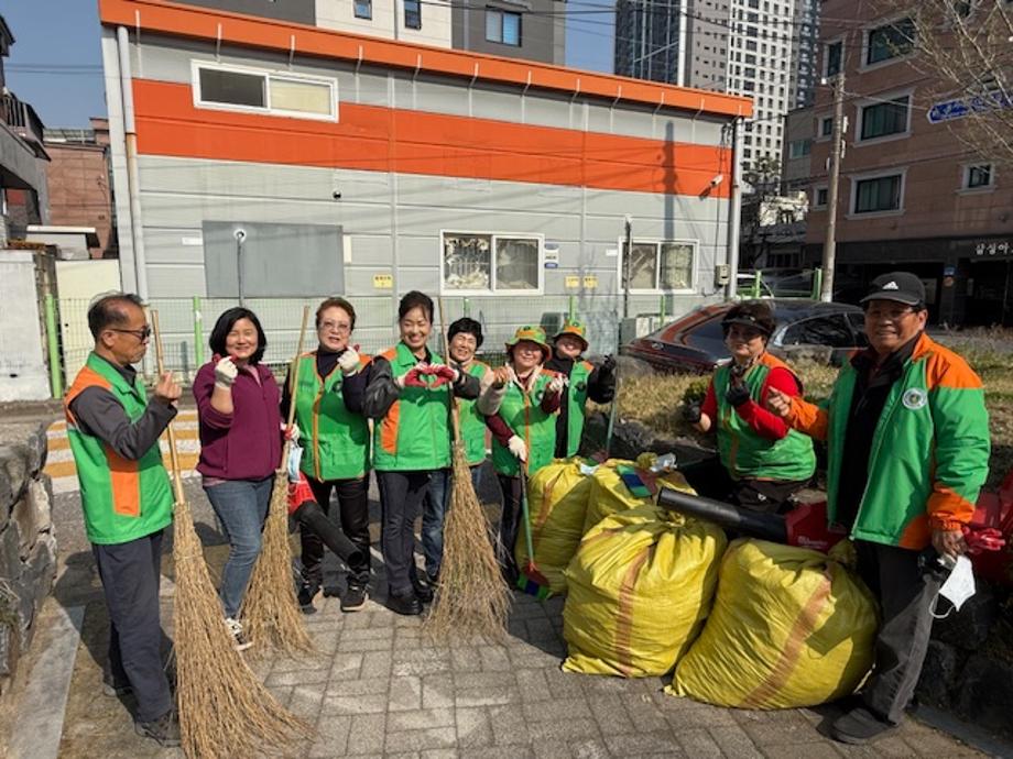 용두동 자율방재단, 용신제 대비 용머리어린이공원 환경정비 실시(26. 3. 26.) 이미지