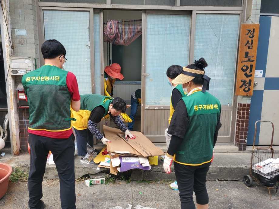 (유천2동) 자원봉사협의회, 무연고 사망자 유품정리 및 청소 이미지