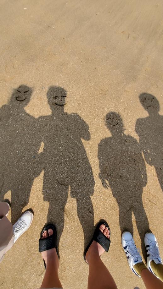 바닷가 그림자에 우리 가족 얼굴 표현하기 이미지
