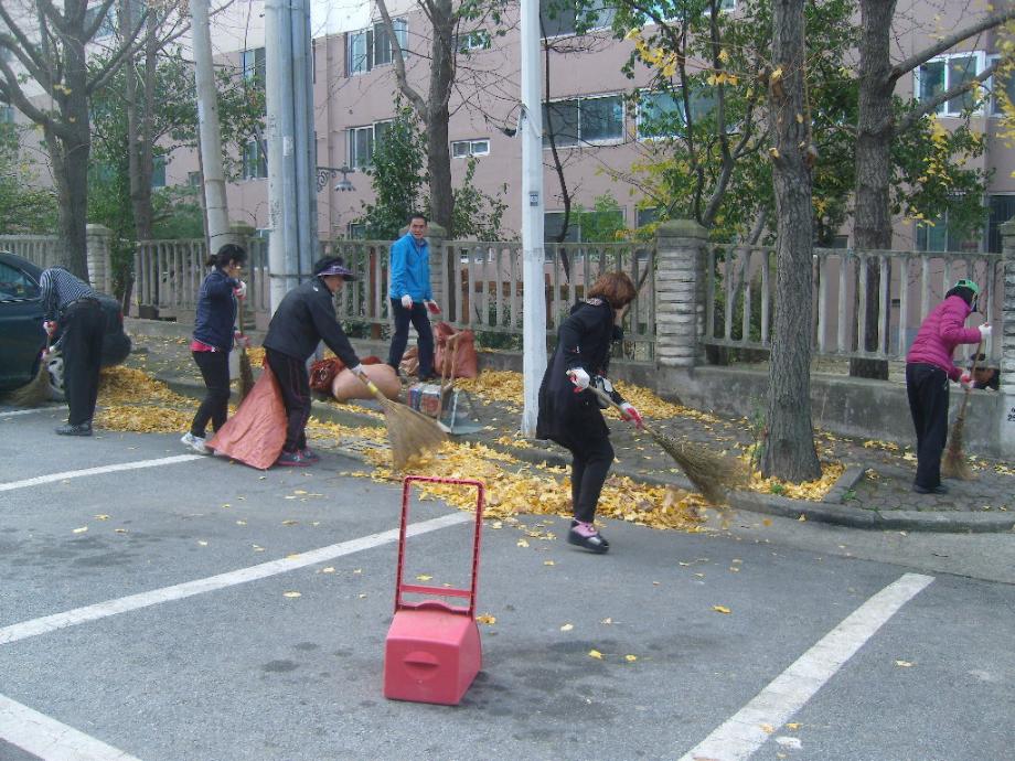 가을철 낙엽쓰레기 대청소 실시(통장협의회) 이미지