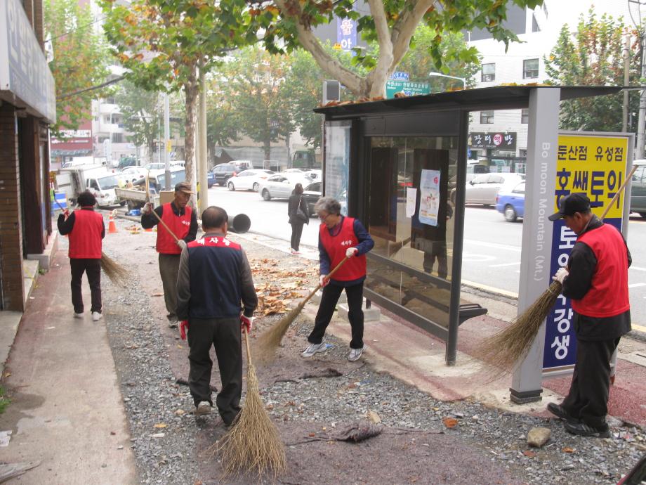 대사동 노인일자리사업팀 가을철 낙엽쓰레기 청소 이미지