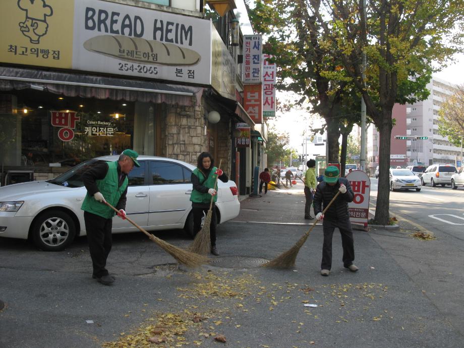 새마을협의회의 가을철 낙엽쓰레기 청소 이미지